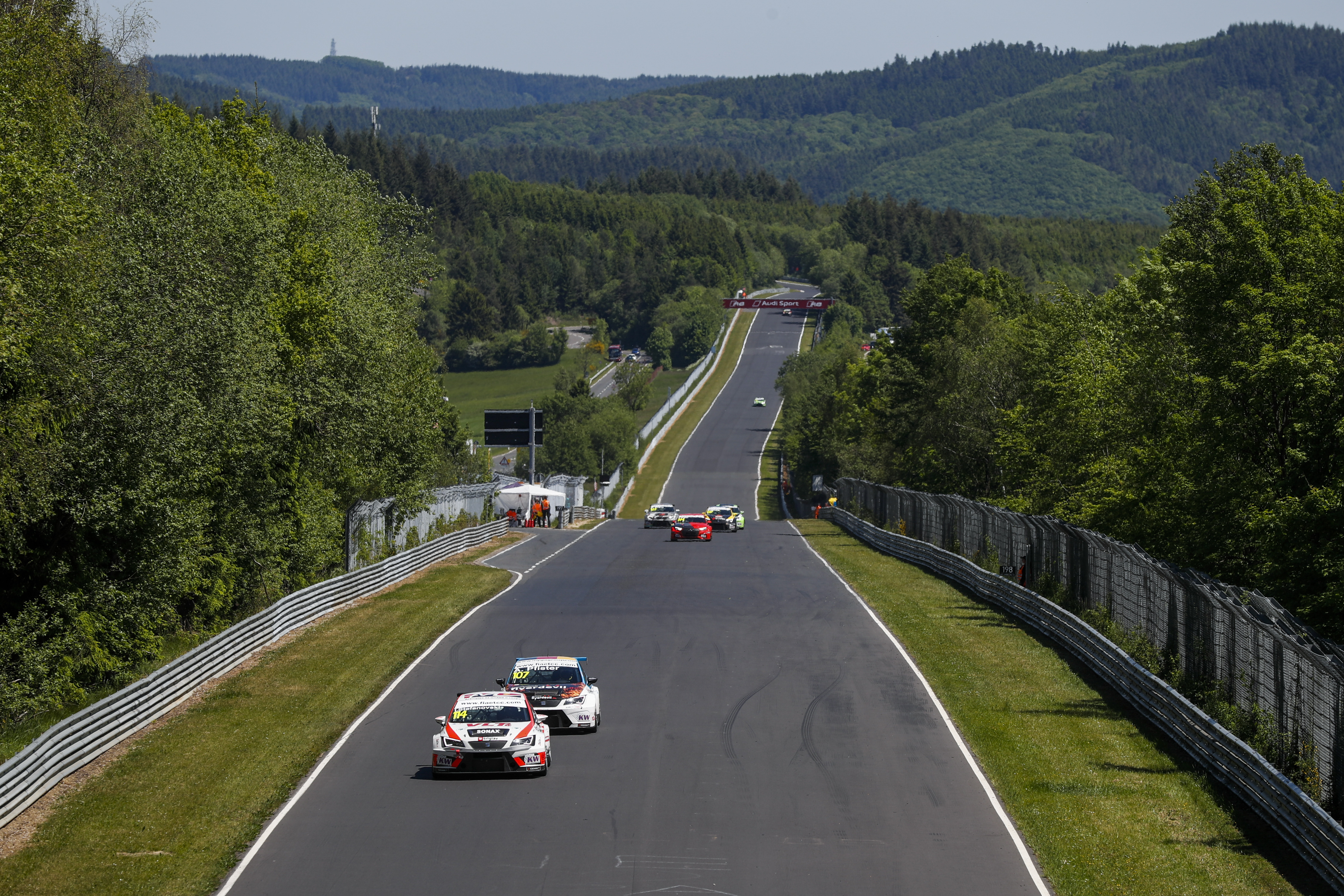 Nurburgring. Нюрнберг ринг трасса. Трасса в Германии Нюрбургринг. Nurburgring Nissan. Нюрбургринг Волга.