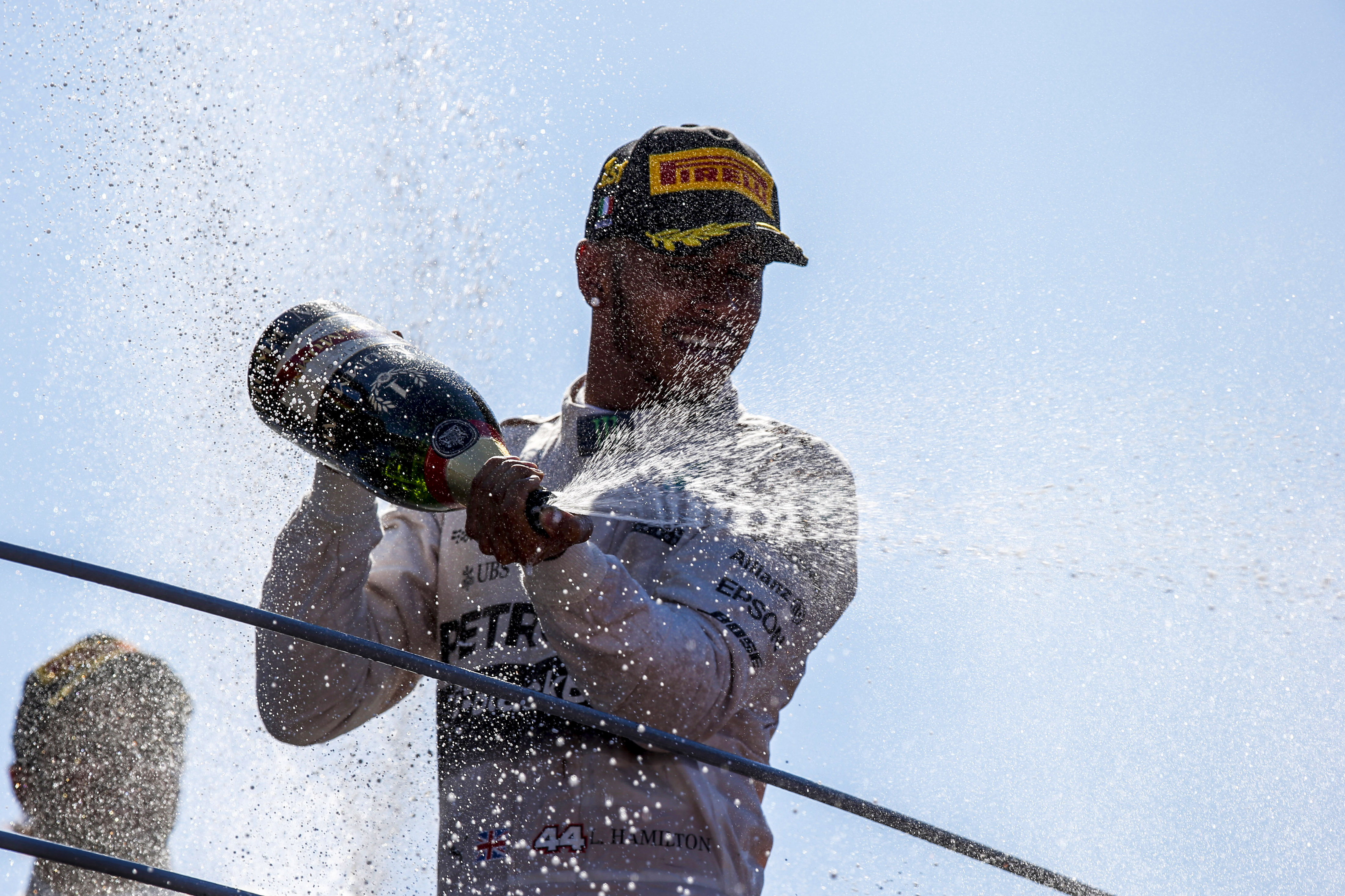 Hamilton victorious in Monza ahead of Rosberg