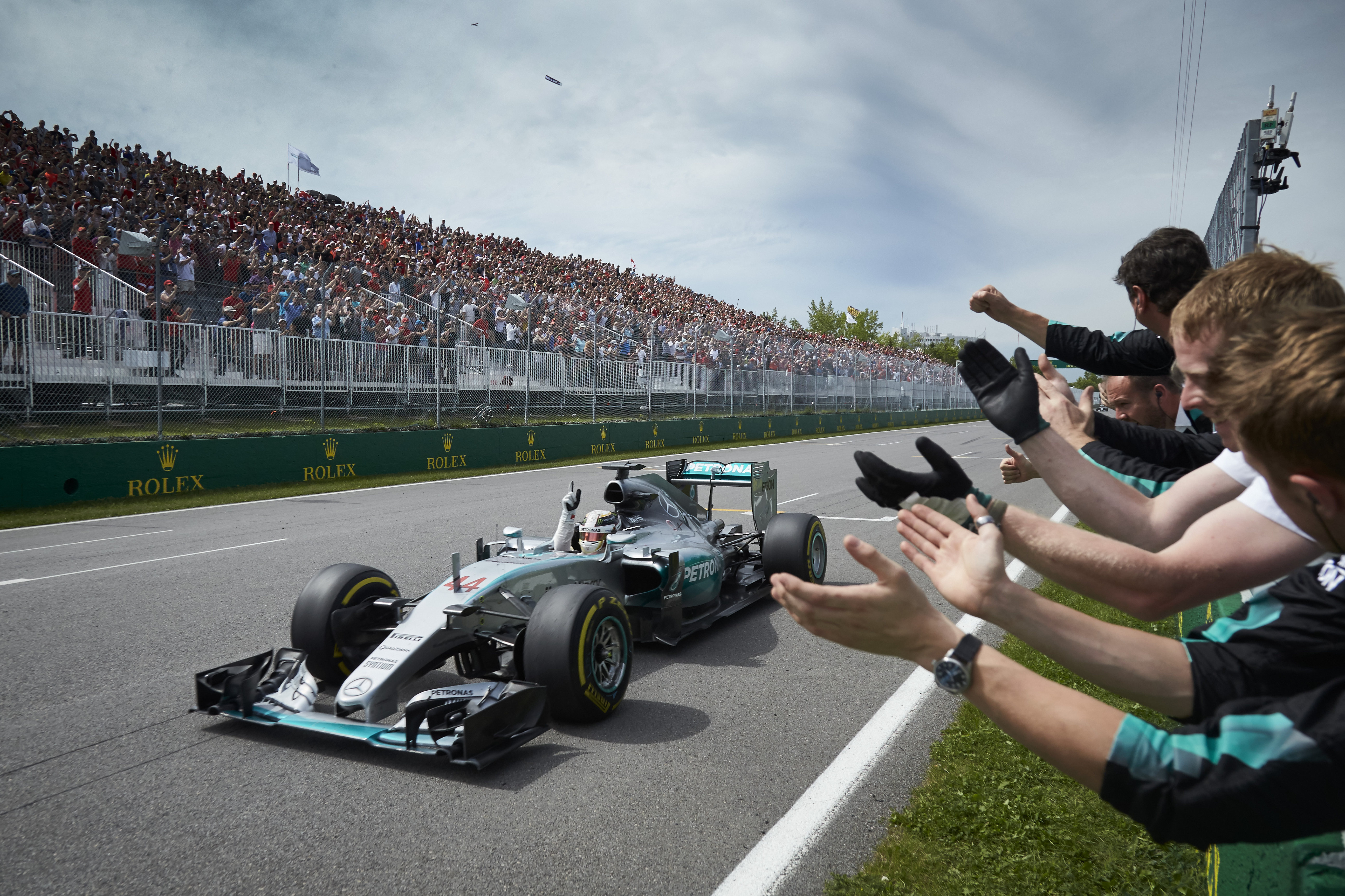 Формула 1 в воздухе. Lewis Hamilton f1 2015. Mercedes f1 2015. Гран при Канады 2015. Formula 1 Mercedes.