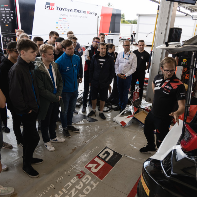 2022 WRC - Rally Estonia - FIA Education Program - Estonian students visiting the Toyota team at the Tartu service park (photo credit: Rally Estonia) 